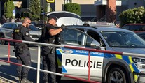 Muž v Praze ukradl auto a začal ujíždět. Cestou naboural minimálně 6 dalších