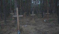 U Izjumu našli hromadné pohřebiště. Von der Leyenová chce Putina u soudu