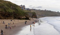 V turistickém letovisku Whitby vyšetřují sérii úmrtí. Za tři dny našli čtyři mrtvá těla