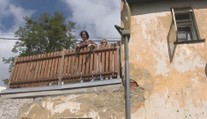 V Česku přibývá chudých. Peníze na jejich podporu se převedly na silnice