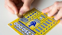 Opustila snoubence, aby se nedělila o výhru v loterii. Příběh má nečekaný konec