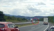 Řidič nezvládl vozík. Na D8 dostal hodiny, málem ho převálcoval kamion