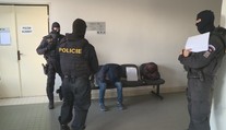 Tři cizinci surově zbili návštěvníky herny. Soud je poslal do vazby