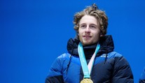 Olympijský vítěz se brutálně zranil! Nohu si propíchl hůlkou. FOTO