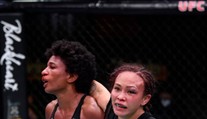 UFC galavečer ovládly dámy! Po pěti kolech se radovala Watersonová