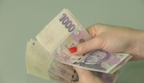 Na důstojnou mzdu nedosáhne většina Čechů. Přivydělávají si další prací