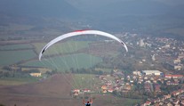 Paraglidistka na Plzeňsku uvízla v drátech vysokého napětí!