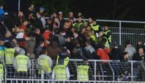 VIDEO: Drsný zásah proti fanouškům Slavie! Pořadatelé je vypakovali ze sektoru