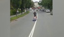 Muž naložil opilou partnerku na káru a vezl ji po silnici. Blokovali dopravu