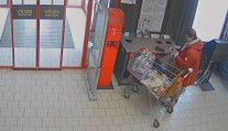 VIDEO: Hlavně nenápadně. Žena si z Penny Marketu odnesla i cizí peněženku