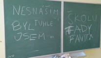 Fantom nechal ve škole vzkaz a ukradl část počítače. Šlo o žáka