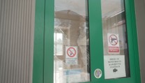 Rvačka před policejní stanicí v Úpici. Strážci zákona měli pádný důvod nezasáhnout