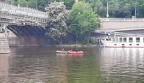 Muž skočil v Praze z mostu do Vltavy, potápěči ho našli na dně mrtvého