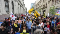 Demonstraci proti vládě rozehnalo zemětřesení