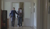Ujížděl a zranil dva policisty. K lítosti se neměl, tvář skrýval