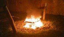 Polonahá žena tancovala v Praze u hořící dětské houpačky