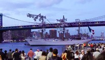 Historická plachetnice v New Yorku narazila do ikonického mostu. Dva mrtví