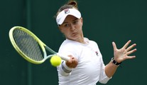 Elitní tenistky se hodily do gala. Krejčíková zářila ve vínových šatech