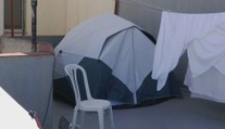 VIDEO: Geniální způsob ubytování: Muž nabízí levné spaní na své střeše