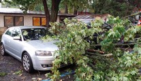 Poškozené střechy i zatopené sklepy. Českem se v noci prohnaly silné bouřky
