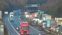 Hromadná nehoda na D11: Srazilo se pět osobních aut a jedno nákladní