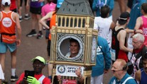 Mladík běžel maraton v kostýmu Big Benu, nevešel se do cíle