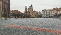 Ke křížům za oběti pandemie přibyl další vzkaz. Autory hledá policie
