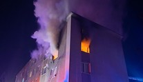 Požár zachvátil bytový dům v Kamenici. Hasiči zachránili 11 lidí i terárium