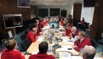 Hamáček v červeném spustil lavinu. Ten svetr nesvlíkej, vyzvali kolegové