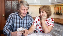Průměrná mzda reálně klesla. Češi poosmé v řadě zchudli, zjistili statistici