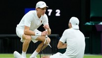 Slzy a beznaděj. Dimitrov mohl senzačně porazit Sinnera, zastavilo ho zranění