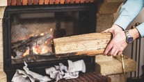 Pozor při nákupu dřeva před zimou! Inspekce odhalila přemrštěné ceny