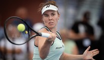 Praha uvidí české finále. Nosková přešla přes Číňanku, Bouzková přes český objev