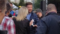 Okamuru napadla v parku aktivistka. Dortem ho zasáhla do obličeje