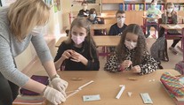 Návrat žáků do škol: Děti trpěly, testy musely opakovat několikrát