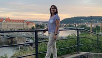 Tenisová legenda dorazila do Prahy! Poznáte „babču na cestách“?
