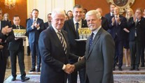 Bill Clinton dostal státní vyznamenání. Je velká osobnost českých dějin, řekl Pavel