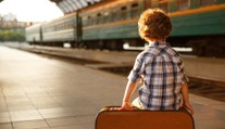 Dveře se zavřely, vlak se rozjel. Vyděšená dívenka (5) zůstala na nástupišti sama