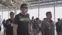 Čecha, který šířil HIV, deportovali z Thajska. Přivezli ho v kleci. VIDEO