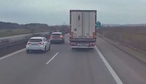 VIDEO: Útok na kamion na D5. Spolujezdec v BMW mu za jízdy prostřelil okno