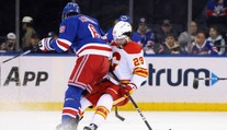 Nejtvrdší hit sezony v NHL. Trouba poslal Kadriho hlavou na led