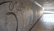 Ve Vsetíně řádil vandal. Posprejoval nové nádraží