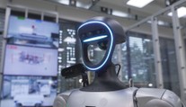 Vysoká škola v Ostravě má robota jako ze sci-fi filmu. Pomáhá na výrobní lince