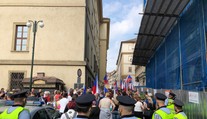 Lidé v Praze demonstrovali proti covid pasům, protestující oblehli Sněmovnu