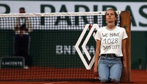 Aktivistka narušila semifinále Roland Garros. Na tričku měla zvláštní proroctví