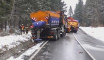 Hromadná nehoda ucpala silnici na Ještědu. V příkopu skončili i silničáři