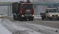 Nehody, kolony a uzavřené dálnice. Česko zasáhla ledová kalamita