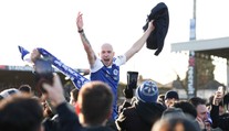 Trpaslík vyřadil obhájce FA Cupu: Dojatý Rooney a odkaz pro zesnulého spoluhráče