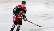 Nožičky na bruslích? Jednička draftu válí na ledě s fotbalovým míčem