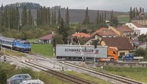 Kamion projel závory na železničním přejezdu. Řidiči hrozí dva roky vězení